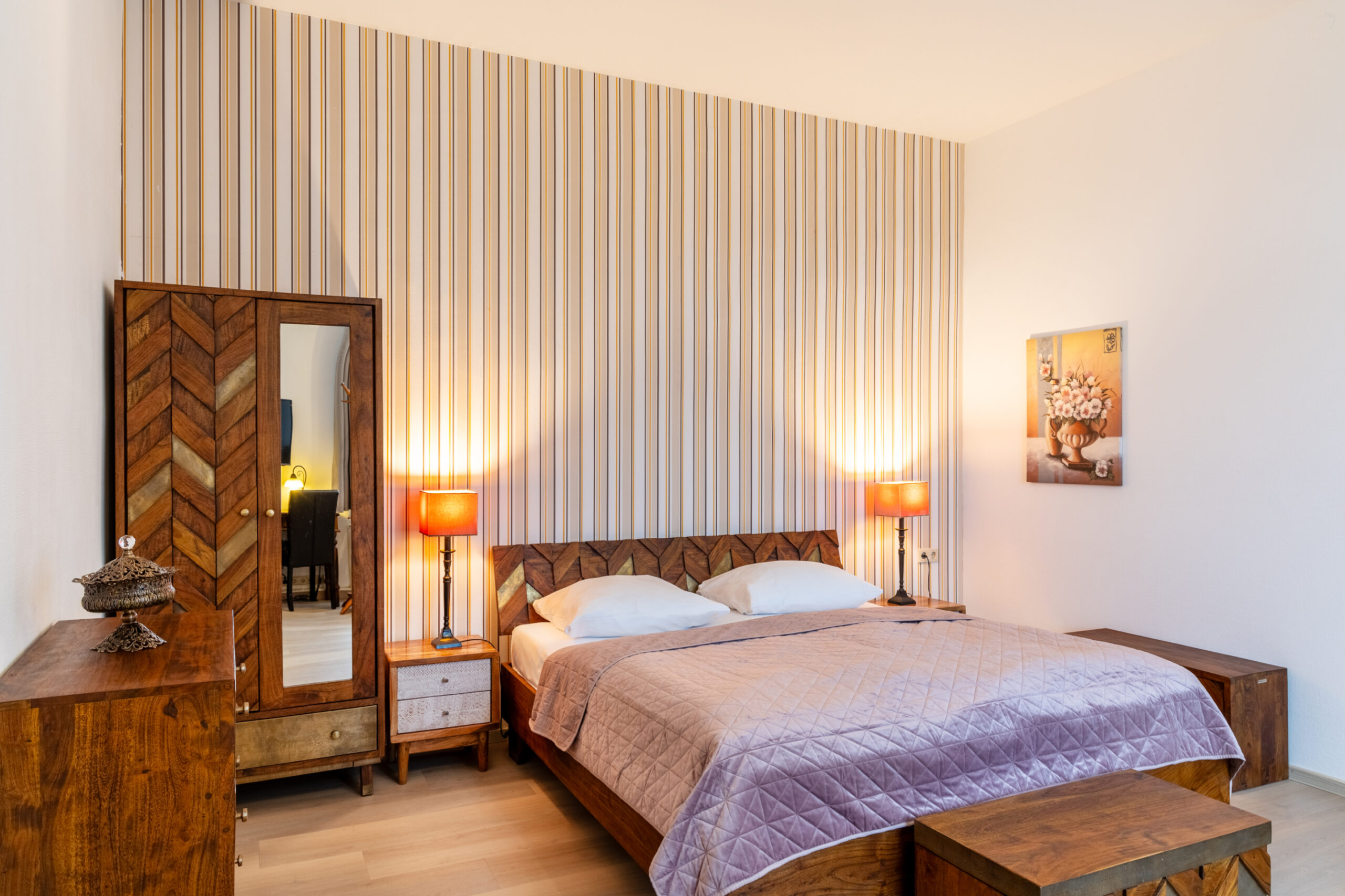 Superior Zimmer im Schlossberg Hotel Wernigerode - Doppelbett mit Blick in die Villa Frühling