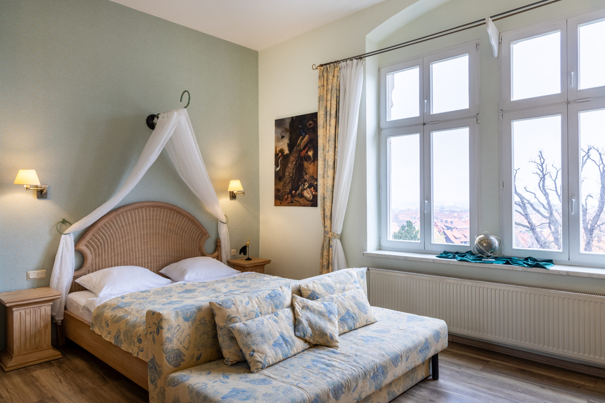 Superior Zimmer im Schlossberg Hotel Wernigerode - Doppelbett mit Blick in die Villa Frühling