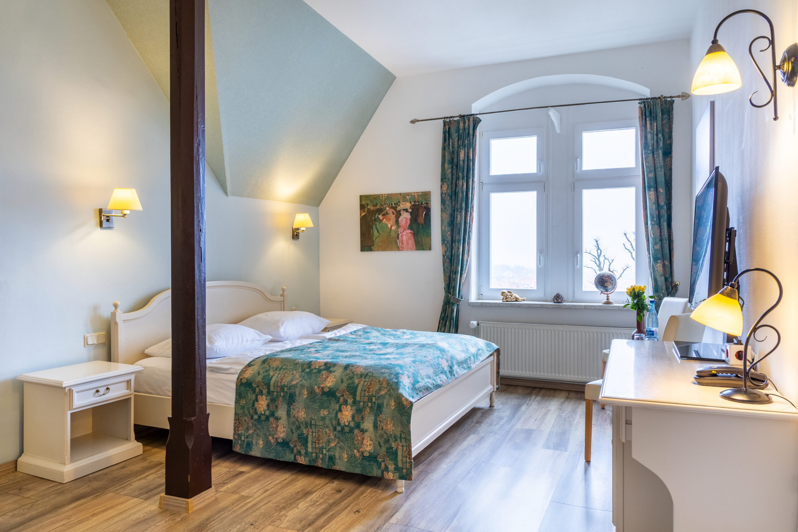 Superior Zimmer im Schlossberg Hotel Wernigerode - Doppelbett mit Blick in die Villa Frühling