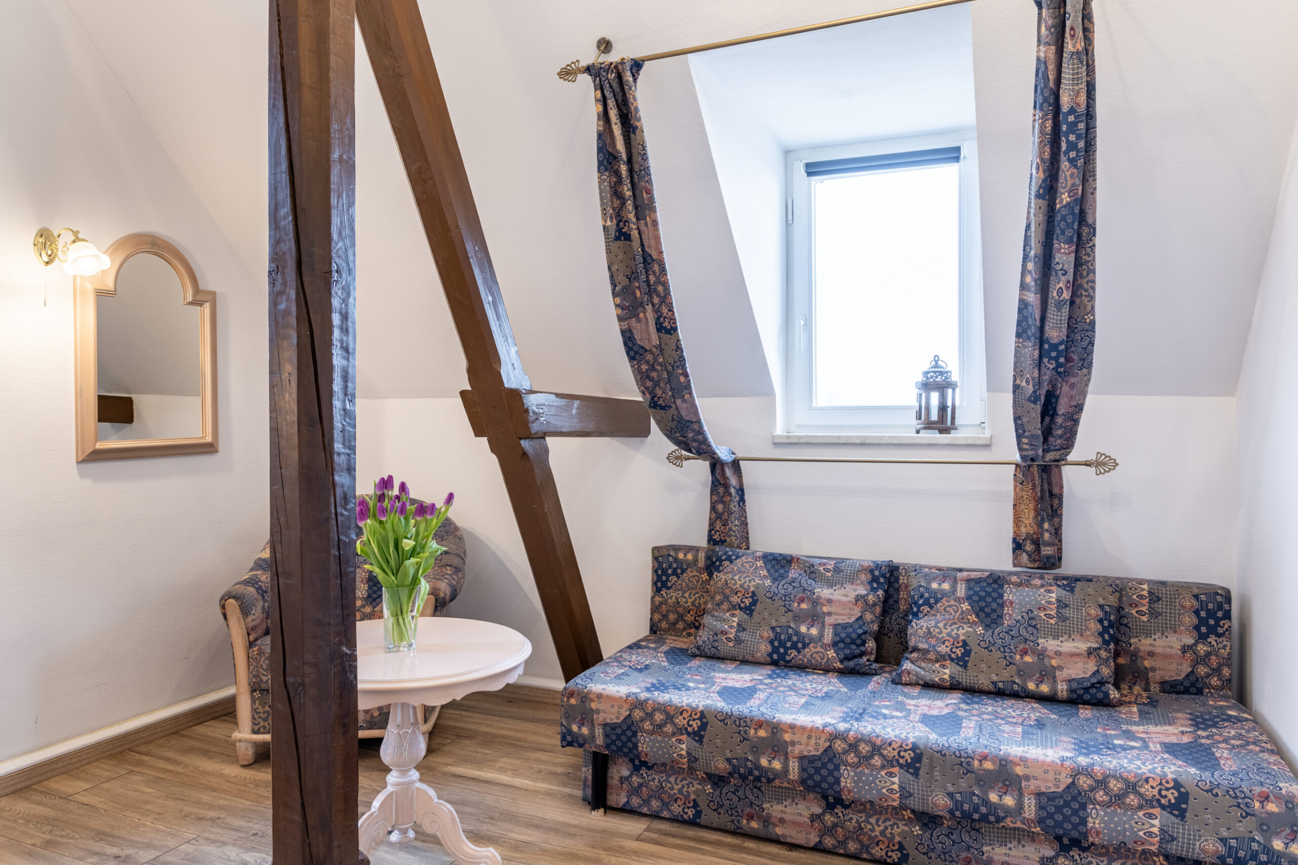 Suite Schlossberg Hotel Wernigerode - Nebenzimmer mit Couch und zweitem TV