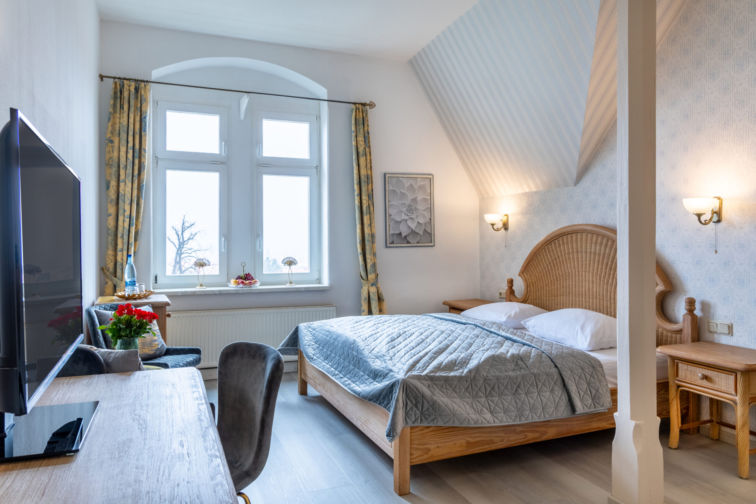 Superior Zimmer im Schlossberg Hotel Wernigerode - Doppelbett mit Blick in die Villa Frühling