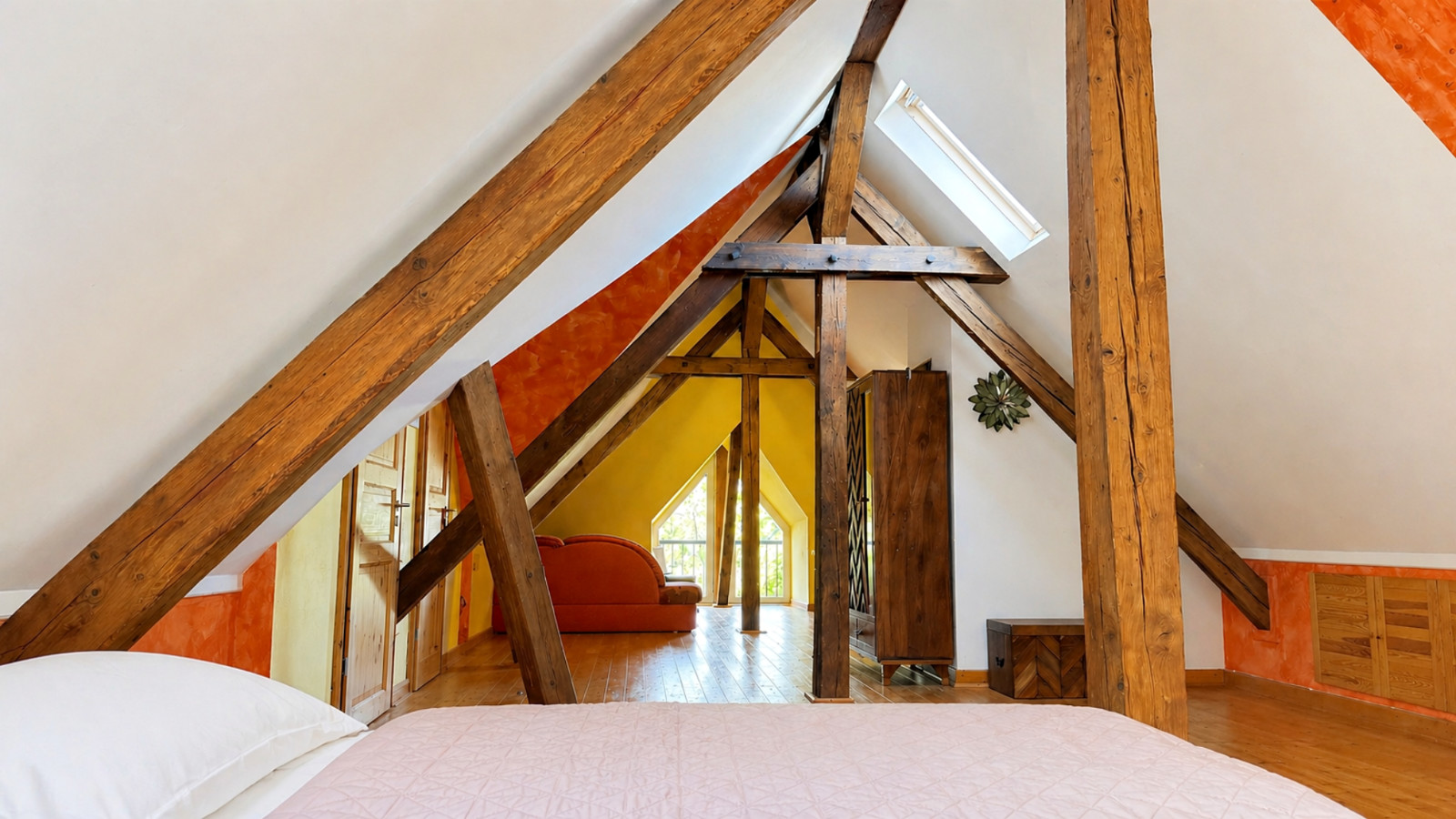 DG Villa Blick über Gästebett Richtung Fenster